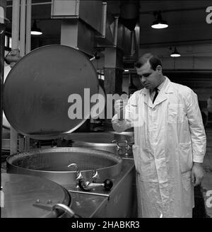 Katowice, 1969-11.Zak³adach Katowickich¿ eryjnych.NZ. Ocena smaku pochalut. uu PAP/Kazimierz Seko Dok³adny dzieñ wydarzenia nieustalony.Katowice, novembre 1969.L'usine de Katowice Delicatessen.Photo : test d'un plat. uu PAP/Kazimierz Seko Banque D'Images