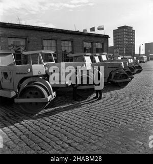 Wroc³aw, 1969-11.Fabryka Maszyn Drogowych Fadroma specjalizuj¹ca siê W produkcji koparek, ³adowarek i walców drogowych.NZ. Walce drogowe. uu PAP/Marian Soko³owski Dok³adny dzieñ wydarzenia nieustalony.Wroclaw, novembre 1969.Machine de construction de routes Fadroma spécialisée dans la fabrication d'excavateurs, de machines de chargement et de rouleaux de route.Photo : rouleaux de route. uu PAP/Marian Sokolowski Banque D'Images
