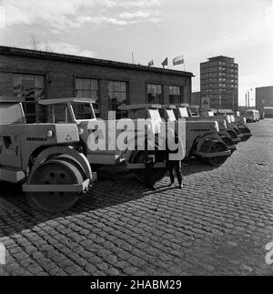 Wroc³aw, 1969-11.Fabryka Maszyn Drogowych Fadroma specjalizuj¹ca siê W produkcji koparek, ³adowarek i walców drogowych.NZ. Walce drogowe. uu PAP/Marian Soko³owski Dok³adny dzieñ wydarzenia nieustalony.Wroclaw, novembre 1969.Machine de construction de routes Fadroma spécialisée dans la fabrication d'excavateurs, de machines de chargement et de rouleaux de route.Photo : rouleaux de route. uu PAP/Marian Sokolowski Banque D'Images