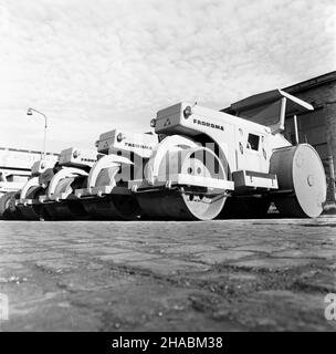Wroc³aw, 1969-11.Fabryka Maszyn Drogowych Fadroma specjalizuj¹ca siê W produkcji koparek, ³adowarek i walców drogowych.NZ. Walce drogowe. uu PAP/Marian Soko³owski Dok³adny dzieñ wydarzenia nieustalony.Wroclaw, novembre 1969.Machine de construction de routes Fadroma spécialisée dans la fabrication d'excavateurs, de machines de chargement et de rouleaux de route.Photo : rouleaux de route. uu PAP/Marian Sokolowski Banque D'Images
