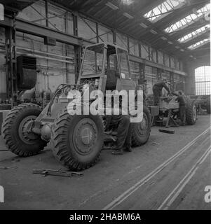 Wroc³aw, 1969-11.Fabryka Maszyn Drogowych Fadroma specjalizuj¹ca siê W produkcji koparek, ³adowarek i walców drogowych.NZ. Fabricyczna hala monta¿owa. uu PAP/Marian Soko³owski Dok³adny dzieñ wydarzenia nieustalony.Wroclaw, novembre 1969.Machine de construction de routes Fadroma spécialisée dans la fabrication d'excavateurs, de machines de chargement et de rouleaux de route.Photo : l'usine d'assemblage uu PAP/Marian Sokolowski Banque D'Images