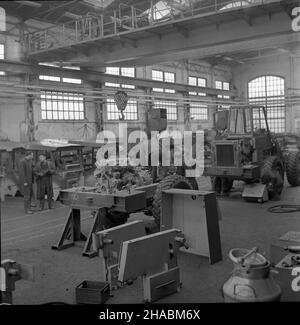 Wroc³aw, 1969-11.Fabryka Maszyn Drogowych Fadroma specjalizuj¹ca siê W produkcji koparek, ³adowarek i walców drogowych.NZ. Fabricyczna hala monta¿owa. uu PAP/Marian Soko³owski Dok³adny dzieñ wydarzenia nieustalony.Wroclaw, novembre 1969.Machine de construction de routes Fadroma spécialisée dans la fabrication d'excavateurs, de machines de chargement et de rouleaux de route.Photo : l'usine d'assemblage uu PAP/Marian Sokolowski Banque D'Images