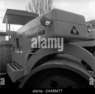 Wroc³aw, 1969-11.Fabryka Maszyn Drogowych Fadroma specjalizuj¹ca siê W produkcji koparek, ³adowarek i walców drogowych.NZ.³adowarka hydraulique. uu PAP/Marian Soko³owski Dok³adny dzieñ wydarzenia nieustalony.Wroclaw, novembre 1969.Machine de construction de routes Fadroma spécialisée dans la fabrication d'excavateurs, de machines de chargement et de rouleaux de route.Photo : une machine de chargement hydraulique. uu PAP/Marian Sokolowski Banque D'Images