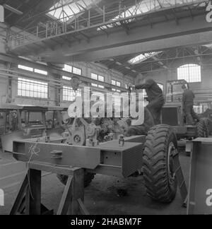 Wroc³aw, 1969-11.Fabryka Maszyn Drogowych Fadroma specjalizuj¹ca siê W produkcji koparek, ³adowarek i walców drogowych.NZ. Fabricyczna hala monta¿owa. uu PAP/Marian Soko³owski Dok³adny dzieñ wydarzenia nieustalony.Wroclaw, novembre 1969.Machine de construction de routes Fadroma spécialisée dans la fabrication d'excavateurs, de machines de chargement et de rouleaux de route.Photo : l'usine d'assemblage uu PAP/Marian Sokolowski Banque D'Images