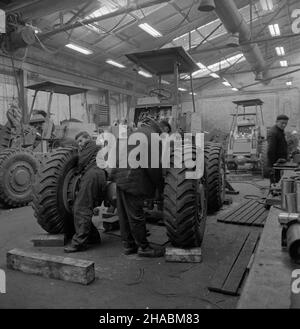 Wroc³aw, 1969-11.Fabryka Maszyn Drogowych Fadroma specjalizuj¹ca siê W produkcji koparek, ³adowarek i walców drogowych.NZ. Fabricyczna hala monta¿owa. uu PAP/Marian Soko³owski Dok³adny dzieñ wydarzenia nieustalony.Wroclaw, novembre 1969.Machine de construction de routes Fadroma spécialisée dans la fabrication d'excavateurs, de machines de chargement et de rouleaux de route.Photo : l'usine d'assemblage uu PAP/Marian Sokolowski Banque D'Images