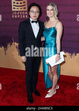 Beverly Hills, États-Unis.11th décembre 2021.BEVERLY HILLS, LOS ANGELES, CALIFORNIE, États-Unis - DÉCEMBRE 11 : l'acteur Jimmy O. Yang et BRI Kimmel arrivent au Gala annuel inoubliable Asian American Awards 19th qui s'est tenu à l'hôtel Beverly Hilton le 11 décembre 2021 à Beverly Hills, Los Angeles, Californie, États-Unis.(Photo de Xavier Collin/image Press Agency/Sipa USA) crédit: SIPA USA/Alay Live News Banque D'Images