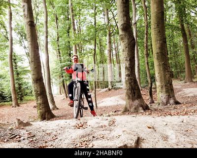 Un couple de motards qui fait du vélo tout-terrain dans la forêt à la campagne Banque D'Images