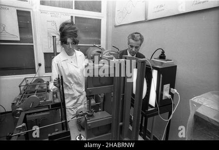 Cracovie, 1969-11.Pragownia fotoplastryczna W Zak³adzie Automatyki Akademii Górnizzo Hutniczej. kw PAP/Marek Langda Dok³adny dzieñ wydarzenia nieustalony.Cracovie, novembre 1969: Laboratoire de photoplastique à l'unité d'automatisation de l'Académie minière et fusion. kw PAP/Marek Langda Banque D'Images