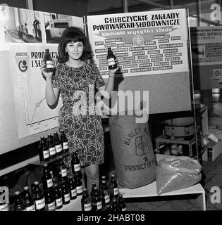 Opole, 1969-11.Wystawa zorganizowana przez Zarz¹d Wojewódzki Naczelnej Organizacji Technicznej i Zarz¹d Okrêgu Zwi¹zku Zawodowego Practowników Przemys³u SpO¿ywczego i Cukrowniczego W Opolu prezentuj¹ca, na 25 lecie PRL, 17 najlepszych zak³adów przemys³u ¿ywnoœciowego (12¿) Ozzzzbran.NZ. Ekspozycja G³ubczyckich Zak³adów Piwowarsko - S³odowniczych. kw PAP/Ryszard Okoñski Dok³adny dzieñ wydarzenia nieustalony.Opole, novembre 1969.L'exposition organisée par la Fédération polonaise des associations d'ingénieurs (NOT) et le Conseil d'administration du syndicat des secteurs de l'alimentation et de la confiserie Banque D'Images