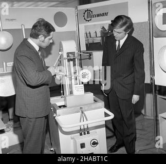 Opole, 1969-11.Wystawa Jakoœæ nowoczesnoœæ - postêp techniczny, zorganizowana przez Zarz¹d Wojewódzki Naczelnej Organizacji Technicznej oraz Zarz¹d rêgu Zwi¹zku Zawodowego Pracików Przemys³u SpO¿ywczego i Cukrowniczego W Opolu prezentuj¹ca, na 25 lecie PRzyrzzzzzzzzzzzzzz, Opolz 17 12 zak³adów przemys³u ¿ywnoœciowego (¿).NZ. Ekspozycja Zak³adów Budowy i Remontu Aparatury Mleczarskiej Mleczmasz z Opola. kw PAP/Ryszard Okoñski Dok³adny dzieñ wydarzenia nieustalony.Opole, novembre 1969.L'exposition qualité et modernité - progrès technologique organisé par le voïvodsh Banque D'Images