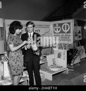 Opole, 1969-11.Wystawa Jakoœæ nowoczesnoœæ - postêp techniczny, zorganizowana przez Zarz¹d Wojewódzki Naczelnej Organizacji Technicznej oraz Zarz¹d rêgu Zwi¹zku Zawodowego Pracików Przemys³u SpO¿ywczego i Cukrowniczego W Opolu prezentuj¹ca, na 25 lecie PRzyrzzzzzzzzzzzzzz, Opolz 17 12 zak³adów przemys³u ¿ywnoœciowego (¿).NZ. Ekspozycja Zak³adów Przemys³u Cukierniczego Odra z Opola. kw PAP/Ryszard Okoñski Dok³adny dzieñ wydarzenia nieustalony.Opole, novembre 1969.L'exposition qualité et modernité - progrès technologique organisé par le conseil de voïvodie du Polis Banque D'Images