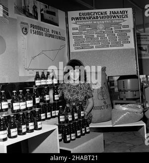 Opole, 1969-11.Wystawa Jakoœæ nowoczesnoœæ - postêp techniczny, zorganizowana przez Zarz¹d Wojewódzki Naczelnej Organizacji Technicznej i Zarz¹d Okrêgu Zwi¹zku Zawodowego Praccików Przemys³u SpO¿ywczego i Cukrowniczego W Opolu prezentuj¹ca, na 25 lecie PRzyrzzzzzzzzzzzzzzzzny zak³adów przemys³u ¿ywnoœciowego (17 12¿).NZ. Ekspozycja G³ubczyckich Zak³adów Piwowarsko - S³odowniczych. kw PAP/Ryszard Okoñski Dok³adny dzieñ wydarzenia nieustalony.Opole, novembre 1969.L'exposition qualité et modernité - progrès technologique organisé par le conseil de voïvodie du polonais Banque D'Images