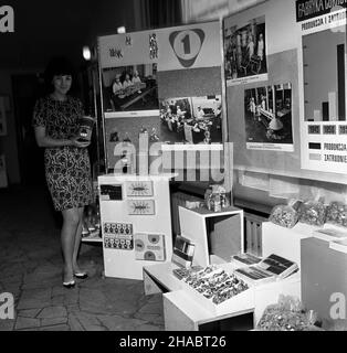 Opole, 1969-11.Wystawa Jakoœæ nowoczesnoœæ - postêp techniczny, zorganizowana przez Zarz¹d Wojewódzki Naczelnej Organizacji Technicznej oraz Zarz¹d rêgu Zwi¹zku Zawodowego Pracików Przemys³u SpO¿ywczego i Cukrowniczego W Opolu prezentuj¹ca, na 25 lecie PRzyrzzzzzzzzzzzzzz, Opolz 17 12 zak³adów przemys³u ¿ywnoœciowego (¿).NZ. Ekspozycja Fabryki Cukrów i Czekolady Œl¹zak z Raciborza. kw PAP/Ryszard Okoñski Dok³adny dzieñ wydarzenia nieustalony.Opole, novembre 1969.L'exposition qualité et modernité - progrès technologique organisé par le conseil de voïvodie du Polis Banque D'Images