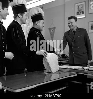 Rzêdów, 1969-11.Górnicy Kopalni Siarki Grzybów melduj¹ direktorowi naczelnemu kopalni in¿.F. Nadrowskiemu (P) o wydobyciu 100-tysiêcznej tony siarki z nowo uruchomionego pola górniczego B. NZ. od lewej: Sztygar zmianowy pola B J. Sza³ankiewicz, œlusarz utrzyrumania w³.Sobieraj, kierowik robót górnczych pola B à¿.J. Krok. uu PAP/W³odzimierz Wawrzynkiewicz Dok³adny dzieñ wydarzenia nieustalony.Rzedow, novembre 1969.Les mineurs de la mine de soufre de Grzybow relèvent du directeur en chef de l'ingénieur de la mine F. Nadrowski (de droite) au sujet de l'extraction de 100 00th tonnes de soufre d'une nouvelle ouverture Banque D'Images