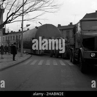 Kielce, 1969-11-03.Transport kot³ów fabricznych (tzw. Gigantów), wyprodukowanych W Zak³adach Urz¹dzeñ Chemicznych i Armatury Przemys³owej (ZUCHiAP) Chemar W Kielcach, do powstaj¹cych Zak³adów Azotowych W³oc³awek (ZUCHiAP) nous W³oc³awku.Budowa w³oc³awskich Azotów trwa³a od lipca 1966 roku do grudnia 1971 roku.produkowa³y pocz¹tkowo nawozy sztuczne, potem równie¿ sztuczne tworzywa.Transport kot³ów ulicami Kielc.PAP/Jacek GillPologne, 3 novembre 1969.Transport des chaudières produites à l'usine d'équipement chimique et industriel de Chemar (ZUCHiAP) à Kielce vers le Wloclawek Nitric P Banque D'Images