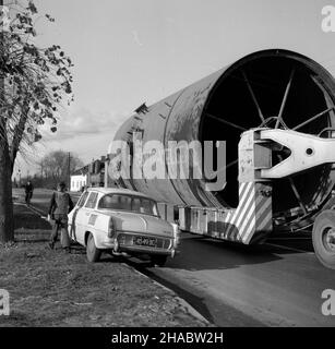 Polska, 1969-11-03.Transport kot³ów fabricznych (tzw. Gigantów), wyprodukowanych W Zak³adach Urz¹dzeñ Chemicznych i Armatury Przemys³owej (ZUCHiAP) Chemar W Kielcach, do powstaj¹cych Zak³adów Azotowych W³oc³awek (ZUCHiAP) nous W³oc³awku.Budowa w³oc³awskich Azotów trwa³a od lipca 1966 roku do grudnia 1971 roku.produkowa³y pocz¹tkowo nawozy sztuczne, potem równie¿ sztuczne tworzywa.kot³y W drodze do W³oc³awka. mb PAP/Jacek GillPologne, 3 novembre 1969.Transport des chaudières produites à l'usine d'équipement chimique et industriel de Chemar (ZUCHiAP) à Kielce vers le Wloclawek Nitric Banque D'Images