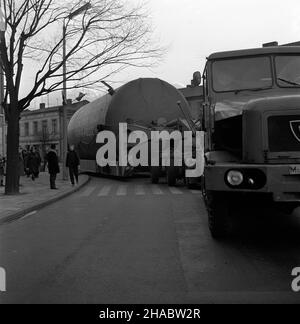 Kielce, 1969-11-03.Transport kot³ów fabricznych (tzw. Gigantów), wyprodukowanych W Zak³adach Urz¹dzeñ Chemicznych i Armatury Przemys³owej (ZUCHiAP) Chemar W Kielcach do powstaj¹cych Zak³adów Azotowych W³oc³awek (ZUCHiAP) nous W³oc³awku.Budowa w³oc³awskich Azotów trwa³a od lipca 1966 roku do grudnia 1971 roku.produkowa³y pocz¹tkowo nawozy sztuczne, potem równie¿ sztuczne tworzywa.Transport kot³ów ulicami Kielc.PAP/Jacek GillPologne, 3 novembre 1969.Transport des chaudières produites à l'usine d'équipement chimique et industriel de Chemar (ZUCHiAP) à Kielce vers le Wloclawek Niterc PL Banque D'Images