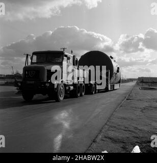 Polska, 1969-11-03.Transport kot³ów fabricznych (tzw. Gigantów), wyprodukowanych W Zak³adach Urz¹dzeñ Chemicznych i Armatury Przemys³owej (ZUCHiAP) Chemar W Kielcach do powstaj¹cych Zak³adów Azotowych W³oc³awek (ZUCHiAP) nous W³oc³awku.Budowa w³oc³awskich Azotów trwa³a od lipca 1966 roku do grudnia 1971 roku.produkowa³y pocz¹tkowo nawozy sztuczne, potem równie¿ sztuczne tworzywa.kot³y W drodze do W³oc³awka. mb PAP/Jacek Gill Banque D'Images