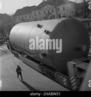 Kielce, 1969-11-03.Transport kot³ów fabricznych (tzw. Gigantów), wyprodukowanych W Zak³adach Urz¹dzeñ Chemicznych i Armatury Przemys³owej (ZUCHiAP) Chemar W Kielcach, do powstaj¹cych Zak³adów Azotowych W³oc³awek (ZUCHiAP) nous W³oc³awku.Budowa w³oc³awskich Azotów trwa³a od lipca 1966 roku do grudnia 1971 roku.produkowa³y pocz¹tkowo nawozy sztuczne, potem równie¿ sztuczne tworzywa.NZ. Transport kot³ów ulicami Kilec. mb PAP/Jacek GillPologne, 3 novembre 1969.Transport des chaudières produites à l'usine d'équipement chimique et industriel de Chemar (ZUCHiAP) à Kielce vers le Wloclawek Nitr Banque D'Images