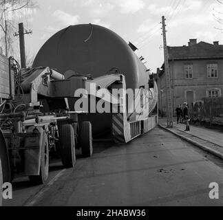 Kielce, 1969-11-03.Transport kot³ów fabricznych (tzw. Gigantów), wyprodukowanych W Zak³adach Urz¹dzeñ Chemicznych i Armatury Przemys³owej (ZUCHiAP) Chemar W Kielcach do powstaj¹cych Zak³adów Azotowych W³oc³awek (ZUCHiAP) nous W³oc³awku.Budowa w³oc³awskich Azotów trwa³a od lipca 1966 roku do grudnia 1971 roku.produkowa³y pocz¹tkowo nawozy sztuczne, potem równie¿ sztuczne tworzywa.Transport kot³ów ulicami Kielc mb PAP/Jacek GillPologne, 3 novembre 1969.Transport des chaudières produites à l'usine d'équipement chimique et industriel de Chemar (ZUCHiAP) à Kielce vers le Wloclawek Nitric Banque D'Images