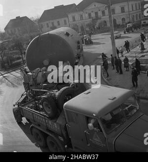 Kielce, 1969-11-03.Transport kot³ów fabricznych (tzw. Gigantów), wyprodukowanych W Zak³adach Urz¹dzeñ Chemicznych i Armatury Przemys³owej (ZUCHiAP) Chemar W Kielcach, do powstaj¹cych Zak³adów Azotowych W³oc³awek (ZUCHiAP) nous W³oc³awku.Budowa w³oc³awskich Azotów trwa³a od lipca 1966 roku do grudnia 1976 r.produkowa³y pocz¹tkowo nawozy sztuczne, potem równie¿ sztuczne tworzywa.NZ. Transport kot³ów ulicami Kilec. mb PAP/Jacek GillPologne, 3 novembre 1969.Transport des chaudières produites à l'usine d'équipement chimique et industriel de Chemar (ZUCHiAP) à Kielce vers le Wloclawek Nitric Banque D'Images