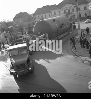 Kielce, 1969-11-03.Transport kot³ów fabricznych (tzw. Gigantów), wyprodukowanych W Zak³adach Urz¹dzeñ Chemicznych i Armatury Przemys³owej (ZUCHiAP) Chemar W Kielcach do powstaj¹cych Zak³adów Azotowych W³oc³awek (ZUCHiAP) nous W³oc³awku.Budowa w³oc³awskich Azotów trwa³a od lipca 1966 roku do grudnia 1976 r.produkowa³y pocz¹tkowo nawozy sztuczne, potem równie¿ sztuczne tworzywa.NZ. Transport kot³ów ulicami Kilec. mb PAP/Jacek GillPologne, 3 novembre 1969.Transport des chaudières produites à l'usine d'équipement chimique et industriel de Chemar (ZUCHiAP) à Kielce vers le Wloclawek Nitric P Banque D'Images