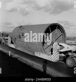 Polska, 1969-11-03.Transport kot³ów fabricznych (tzw. Gigantów), wyprodukowanych W Zak³adach Urz¹dzeñ Chemicznych i Armatury Przemys³owej (ZUCHiAP) Chemar W Kielcach, do powstaj¹cych Zak³adów Azotowych W³oc³awek (ZUCHiAP) nous W³oc³awku.Budowa w³oc³awskich Azotów trwa³a od lipca 1966 roku do grudnia 1971 roku.produkowa³y pocz¹tkowo nawozy sztuczne, potem równie¿ sztuczne tworzywa.kot³y W drodze do W³oc³awka. mb PAP/Jacek GillPologne, 3 novembre 1969.Transport des chaudières produites à l'usine d'équipement chimique et industriel de Chemar (ZUCHiAP) à Kielce vers le Wloclawek Nitric Banque D'Images