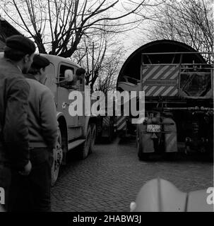 Kielce, 1969-11-03.Transport kot³ów fabricznych (tzw. Gigantów), wyprodukowanych W Zak³adach Urz¹dzeñ Chemicznych i Armatury Przemys³owej (ZUCHiAP) Chemar W Kielcach, do powstaj¹cych Zak³adów Azotowych W³oc³awek (ZUCHiAP) nous W³oc³awku.Budowa w³oc³awskich Azotów trwa³a od lipca 1966 roku do grudnia 1971 roku.Azoty produkowa³y pocz¹tkowo nawozy sztuczne, potem równie¿ sztuczne tworzywa.NZ. Transport kot³ów. mb PAP/Jacek GillPologne, 3 novembre 1969.Transport des chaudières produites à l'usine chimique et industrielle de Chemar (ZUCHiAP) de Kielce à l'usine de Wloclawek Nitric Banque D'Images