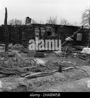 Rzepin, 1969-11-04.Bracia Czes³aw i Józef Zakrzewscy ,W nocy z 2 na 3 listopada 1969 roku, wtargnêli do domu swoich s¹siadów, piêciosogowej rodziny Lipów.Torturowali ich W celu uzyskania informacji o ukrytych kosztownoœciach, po czym zamordowali, un dom podpalili.Skazani na karê œmierci W 1971 roku, wyroki zosta³y wykonane.NZ. Pogorzelisko na miejescu zbrodni. mb PAP/W³odzimierz WawrzynkiewiczRzepin, 4 novembre 1969.Les frères Czeslaw et Jozef Zakrzewski ont tué leurs cinq voisins, la famille des lèvres.Ils les ont torturés pour obtenir des informations sur les objets de valeur cachés d'eux, puis a tué TH Banque D'Images