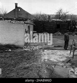 Rzepin, 1969-11-04.Bracia Czes³aw i Józef Zakrzewscy, W nocy z 2 na 3 listopada 1969 roku, wtargnêli do domu swoich s¹siadów, piêciosogowej rodziny Lipów.Torturowali ich W celu uzyskania informacji o ukrytych kosztownoœciach, po czym zamordowali, un dom podpalili.Skazani na karê œmierci W 1971 roku, wyroki zosta³y wykonane.NZ. Pogorzelisko na miejescu zbrodni. mb PAP/W³odzimierz WawrzynkiewiczRzepin, 4 novembre 1969.Les frères Czeslaw et Jozef Zakrzewski ont tué leurs cinq voisins, la famille des lèvres.Ils les ont torturés pour obtenir des informations sur les objets de valeur cachés d'eux, puis a tué TH Banque D'Images