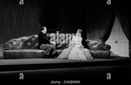 Katowice, 1969-11-04.Teatr imienia Wachtangowa podczas wystêpów W Teatrze imienia S³owackiego.Inscenizacj¹ sztuki Aleksandra Ostrowskiego pt.I koñ by siê uœmia³ zainaugurowa³ trwaj¹cy do koñca listopada Festiwal Dramaturgii Radzieckiej i Rosyjskiej W Katowicach. mb PAP/Kazimierz SekoKatowice, 4 novembre 1969.Le théâtre Vakhtangov au théâtre Slowacki.Avec la représentation d'une pièce de Aleksander Ostrowski entiled 'I kon by siê usmial' (Un cheval aurait un bon rire) il a inauguré le Festival du drame soviétique et russe à Katowice.Le festival a duré jusqu'à la fin de Novem Banque D'Images