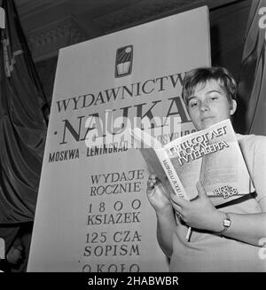 Varsovie, 1969-11-05.Wystawa naukowej ksi¹¿ki radzieckiej W Pa³acu Kultury i Nauki W Warszawie, odbywaj¹ca siê W dniach 5 - 9 listopada 1969 roku, W powi¹zaniu z Dniami Kultury Rosyjskiej Fereracyjnej Socjalistycznej RFkiki Radzieeckroj (20) - 30 1969 SRR paŸdziernika.NZ. Talica informayjna Wydawnictwa Nauka przy wejœciu do Sali Ratuszowej. mb PAP/Marian Soko³owskiVarsovie, le 5 novembre 1969.L'exposition du livre soviétique au Palais de la Science et de la Culture de Varsovie, qui s'est tenue du 5 au 9 novembre 1969 à l'occasion des Journées de la Culture de l'Union socialiste soviétique Banque D'Images