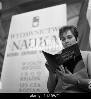 Varsovie, 1969-11-05.Wystawa naukowej ksi¹¿ki radzieckiej W Pa³acu Kultury i Nauki W Warszawie, odbywaj¹ca siê W dniach 5 - 9 listopada 1969 roku, W powi¹zaniu z Dniami Kultury Rosyjskiej Fereracyjnej Socjalistycznej RFkiki Radzieeckroj (20) - 30 1969 SRR paŸdziernika.NZ. Talica informayjna Wydawnictwa Nauka przy wejœciu do Sali Ratuszowej. mb PAP/Marian Soko³owskiVarsovie, le 5 novembre 1969.L'exposition du livre soviétique au Palais de la Science et de la Culture de Varsovie, qui s'est tenue du 5 au 9 novembre 1969 à l'occasion des Journées de la Culture de l'Union socialiste soviétique Banque D'Images