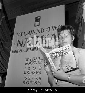 Varsovie, 1969-11-05.Wystawa naukowej ksi¹¿ki radzieckiej W Pa³acu Kultury i Nauki W Warszawie, odbywaj¹ca siê W dniach 5 - 9 listopada 1969 roku W powi¹zaniu z Dniami Kultury Rosyjskiej Fereracyjnej Socjalistycznej RFiki Radzieckiej (20) - 30 SRR 1969 paŸdziernika.NZ. Talica informayjna Wydawnictwa Nauka przy wejœciu do Sali Ratuszowej. mb PAP/Marian Soko³owskiVarsovie, le 5 novembre 1969.L'exposition du livre soviétique au Palais de la Science et de la Culture de Varsovie, qui s'est tenue du 5 au 9 novembre 1969 à l'occasion des Journées de la Culture de l'Union du Soviet socialiste Banque D'Images