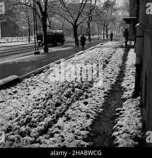 Olsztyn, 1969-11-05.Pierwszy œnieg W Olsztynie.oœnie¿ona aleja Zwyciêstwa (dzisiejsza aleja Pi³sudskiego). mb PAP/Stanis³aw MorozOlsztyn, novembre 5.1969. Première neige à Olsztyn.Photo : avenue Zwyciestwa enneigée (aujourd'hui avenue Pilsudski). mb PAP/Stanis³aw Moroz Banque D'Images