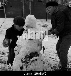 Olsztyn, 1969-11-05.Pierwszy œnieg W Olsztynie.ch³opcy lepi¹cy ba³wana. mb PAP/Stanis³aw MorozOlsztyn, novembre 5.1969. Première neige à Olsztyn.Photo: Garçons faisant un bonhomme de neige. mb PAP/Stanis³aw Moroz Banque D'Images