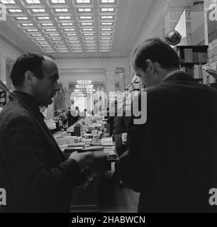 Varsovie, 1969-11-05.Wystawa naukowej ksi¹¿ki radzieckiej W Pa³acu Kultury i Nauki W Warszawie, odbywaj¹ca siê W dniach 5 - 9 listopada 1969 roku, W powi¹zaniu z Dniami Kultury Rosyjskiej Fereracyjnej Socjalistycznej RFkiki Radzieeckroj (20) - 30 1969 SRR paŸdziernika.NZ. Stoisko Wydawnictwa Nauka W Sali Ratuszowej. mb PAP/Marian Soko³owskiVarsovie, le 5 novembre 1969.L'exposition du livre soviétique au Palais de la Science et de la Culture de Varsovie, qui s'est tenue du 5 au 9 novembre 1969 à l'occasion des Journées de la Culture de l'Union de la République socialiste soviétique (URSS) (tenue sur l'OC Banque D'Images