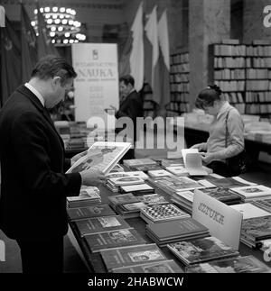 Varsovie, 1969-11-05.Wystawa naukowej ksi¹¿ki radzieckiej W Pa³acu Kultury i Nauki W Warszawie, odbywaj¹ca siê W dniach 5 - 9 listopada 1969 roku, W powi¹zaniu z Dniami Kultury Rosyjskiej Fereracyjnej Socjalistycznej RFkiki Radzieeckroj (20) - 30 1969 SRR paŸdziernika.ksi¹¿ki wydane przez Wydawnictwo Nauka, prezentowane na stoisku W Sali Ratuszowej. mb PAP/Marian Soko³owskiVarsovie, le 5 novembre 1969.L'exposition du livre soviétique au Palais de la Science et de la Culture à Varsovie, qui s'est tenue du 5 au 9 novembre 1969 à l'occasion des Journées de la Culture de l'Union sociale Banque D'Images