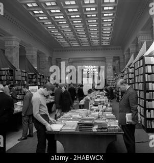 Varsovie, 1969-11-05.Wystawa naukowej ksi¹¿ki radzieckiej W Pa³acu Kultury i Nauki W Warszawie, odbywaj¹ca siê W dniach 5 - 9 listopada 1969 roku W powi¹zaniu z Dniami Kultury Rosyjskiej Fereracyjnej Socjalistycznej RFiki Radzieckiej (20) - 30 SRR 1969 paŸdziernika.NZ. Stoisko Wydawnictwa Nauka W Sali Ratuszowej. mb PAP/Marian Soko³owskiVarsovie, le 5 novembre 1969.L'exposition du livre soviétique au Palais de la Science et de la Culture de Varsovie, qui s'est tenue du 5 au 9 novembre 1969 à l'occasion des Journées de la Culture de l'Union de la République socialiste soviétique (URSS) (tenue le oct Banque D'Images