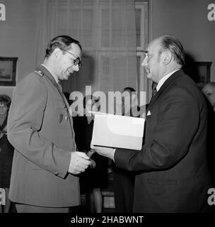 Varsovie, 1969-11-07.Henryk Urbanowicz (P), dyrektor Warszelny Pañstwowego Przedsiêbiorstwa Pracownie Sztuk Platycznych i cz³onek Prezydium Rady Ochrony Pomnikego Walki i Mêczeñstwa przekazuje na rêce pu³kownika Kisieryznyzelzzow Polzwázwo (pami¹tki), Kisierzina Zolzwázina ¿o³nierzach 2.H. Urbanowicz otrzyma³ je od Rady Miejskiej szwajcarskiej miejscowoœci Winterthur, gdzie W czasie II wojny œwiatowej internowani byli ¿o³nierze II dywizji i gdzie zespó³ artów pod jego przewodnictwem wybudowa³ pomnik na polskim cmentarzu wojennym.Uroczysto Banque D'Images