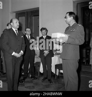 Varsovie, 1969-11-07.Henryk Urbanowicz (L), dyrektor Warszelny Pañstwowego Przedsiêbiorstwa Pracownie Sztuk Plastycznych i cz³onek Prezydium Rady Ochrony Pomnikego Walki i Mêczeñstwa przekazuje na rêce pu³kownika Kisieryznyzelzzow Pozwázwázina (pami¹tki), ¿o³nierzach 2.H. Urbanowicz otrzyma³ je od Rady Miejskiej szwajcarskiej miejscowoœci Winterthur, gdzie W czasie II wojny œwiatowej internowani byli ¿o³nierze II dywizji i gdzie zespó³ artów pod jego przewodnictwem wybudowa³ pomnik na polskim cmentarzu wojennym.Uroczysto Banque D'Images