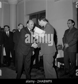 Varsovie, 1969-11-07.Henryk Urbanowicz (L), dyrektor Warszelny Pañstwowego Przedsiêbiorstwa Pracownie Sztuk Plastycznych i cz³onek Prezydium Rady Ochrony Pomnikego Walki i Mêczeñstwa przekazuje na rêce pu³kownika Kisieryznyzelzzow Pozwázwázina (pami¹tki), ¿o³nierzach 2.H. Urbanowicz otrzyma³ je od Rady Miejskiej szwajcarskiej miejscowoœci Winterthur, gdzie W czasie II wojny œwiatowej internowani byli ¿o³nierze II dywizji i gdzie zespó³ artów pod jego przewodnictwem wybudowa³ pomnik na polskim cmentarzu wojennym.Uroczysto Banque D'Images