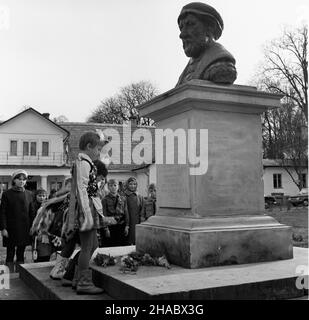 Nag³owice, 1969-11-09.W ramach uroczystoœci 400-lecia œmierci Miko³aja Reja W Muzeum Przypkowskich W Jêdrzejowie otwarto nowy pawilon wystawowy.W Nag³owicach odby³a siê sesja popularnonaukowa oraz z³o¿enie kwiatów przed popiersiem Miko³aja Reja.NZ. Dzieci sk³adaj¹ce kwiaty przed popiersiem M. Reja ufundowanym przez James'a Schnert'a. uu PAP/W³odzimierz WawrzynkiewiczJedrzejow, 9 novembre 1969.Un nouveau pavillon d'exposition a été ouvert au Musée Przypkowski de Jedrzejow pour marquer le 400th anniversaire de la mort de Mikolaj Rej.Dans sa ville natale de Naglowice, une session scientifique a été organisée Banque D'Images