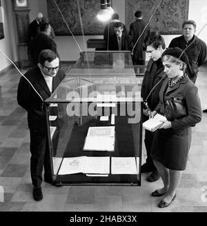 Jêdrzejów, 1969-11-09.W ramach uroczystoœci 400-lecia œmierci Miko³aja Reja W Muzeum Przypkowskich W Jêdrzejowie otwarto nowy pawilon wystawowy.W Nag³owicach odby³a siê sesja popularnonaukowa oraz z³o¿enie kwiatów przed popiersiem Miko³aja Reja.zwiedzaj¹cy przy gablotie ze starodrukami dzie³ Miko³aja Reja. uu PAP/W³odzimierz WawrzynkiewiczJedrzejow, 9 novembre 1969.Un nouveau pavillon d'exposition a été ouvert au Musée Przypkowski de Jedrzejow pour marquer le 400th anniversaire de la mort de Mikolaj Rej.Dans sa ville natale de Naglowice, une session scientifique a été organisée et des fleurs ont été déposées Banque D'Images