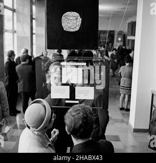 Jêdrzejów, 1969-11-09.W ramach uroczystoœci 400-lecia œmierci Miko³aja Reja W Muzeum Przypkowskich W Jêdrzejowie otwarto nowy pawilon wystawowy.W Nag³owicach odby³a siê sesja popularnonaukowa oraz z³o¿enie kwiatów przed popiersiem Miko³aja Reja.NZ. Zwiedzanie ekspozycji W Muzeum Przypkowskich. uu PAP/W³odzimierz WawrzynkiewiczJedrzejow, 9 novembre 1969.Un nouveau pavillon d'exposition a été ouvert au Musée Przypkowski de Jedrzejow pour marquer le 400th anniversaire de la mort de Mikolaj Rej.Dans sa ville natale de Naglowice, une session scientifique a été organisée et des fleurs ont été posées au pied du Mo Banque D'Images