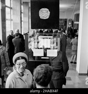 Jêdrzejów, 1969-11-09.W ramach uroczystoœci 400-lecia œmierci Miko³aja Reja W Muzeum Przypkowskich W Jêdrzejowie otwarto nowy pawilon wystawowy.W Nag³owicach odby³a siê sesja popularnonaukowa oraz z³o¿enie kwiatów przed popiersiem Miko³aja Reja.NZ. Zwiedzanie ekspozycji W Muzeum Przypkowskich. uu PAP/W³odzimierz WawrzynkiewiczJedrzejow, 9 novembre 1969.Un nouveau pavillon d'exposition a été ouvert au Musée Przypkowskis de Jedrzejow pour marquer le 400th anniversaire de la mort de Mikolaj Rej.Dans sa ville natale de Naglowice, une session scientifique a été organisée et des fleurs ont été posées au pied du m Banque D'Images