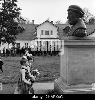 Nag³owice, 1969-11-09.W ramach uroczystoœci 400-lecia œmierci Miko³aja Reja W Muzeum Przypkowskich W Jêdrzejowie otwarto nowy pawilon wystawowy.W Nag³owicach odby³a siê sesja popularnonaukowa oraz z³o¿enie kwiatów przed popiersiem Miko³aja Reja.NZ. Dzieci sk³adaj¹ce kwiaty przed popiersiem M. Reja ufundowanym przez James'a Schnert'a. uu PAP/W³odzimierz WawrzynkiewiczJedrzejow, 9 novembre 1969.Un nouveau pavillon d'exposition a été ouvert au Musée Przypkowski de Jedrzejow pour marquer le 400th anniversaire de la mort de Mikolaj Rej.Dans sa ville natale de Naglowice, une session scientifique a été organisée Banque D'Images