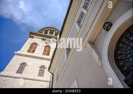 Abbaye bénédictine de Pannonhalma église historique à Pannonhalma, Hongrie, lors d'une journée ensoleillée et nuageux sur le ciel bleu. Banque D'Images