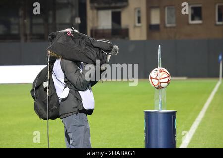 TV française lors du championnat français Ligue 2 match de football entre USL Dunkerque et AJ Auxerre le 11 décembre 2021 au stade Marcel Tribut à Dunkerque, France - photo: Laurent Sanson/DPPI/LiveMedia Banque D'Images