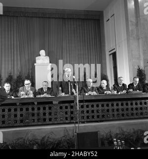 Varsovie, 1969-11-14.W dniach 14 i 15 listopada 1969 r. odby³o siê IV plenarne posiedzenie Komitetu Centralnego Polskiej Zjednoczonej Partii Robotniczej.Tematem IV plenum by³a kwestia zwiêkszenia efektywnoœci badañ naukowych i postêpu techniczno-organizacyjnego gospodarki narodowej.Plenum powziê³o równie¿ uchwa³ê W stenwie obchodów 100 rocznicy urodzin W. I. Lenina.Obradom przewodniczy³ i sekretarz KC PZPR W³adys³aw Gomu³ka.W prezydium zasiedli m.in.Ignacy Loga-Sowiñski (Przewodnicz¹cy Centralnej Rady Zwi¹zków Zawodowych CRZZ), Józef Cyrankiewicz (prèzes Rady Ministrów), Marian Spychalsk Banque D'Images